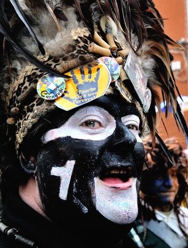 顔の「黒塗り」は差別か自由か…仏で仮装パレードめぐり論争