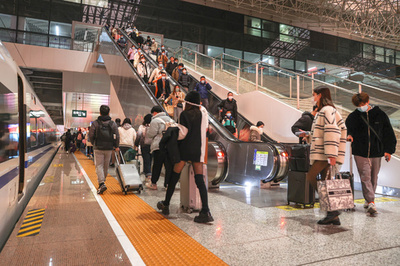 「来年の春節こそ長期休暇を」 中国のサラリーマンが期待する理由