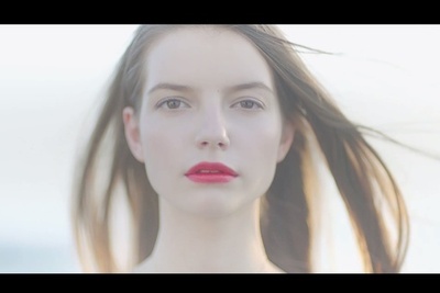赤い口紅の力で人生は変わる、「クレ・ド・ポー ボーテ ルージュアレーブル」の動画に注目