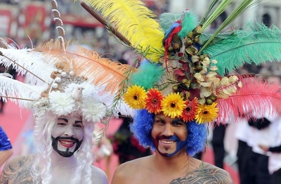 ひげがトレンド？欧州最大のエイズ・チャリティー、華やかに開催