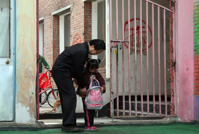 中国の幼稚園で虐待か、園児に「針で刺されたような痕」 白い錠剤も