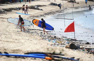 くつろぐにくつろげない…人気ビーチがごみだらけ インドネシア・バリ島