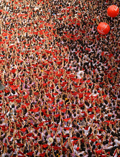 赤く熱狂する人たち、スペイン北部のサン・フェルミン祭始まる