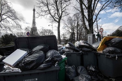 仏パリにごみの山…年金改革反対で回収業者らがスト