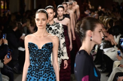 故デ・ラ・レンタの遺志を引き継いで、「オスカー・デ・ラ・レンタ」15/16年秋冬