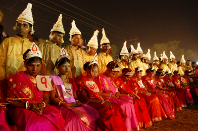 インドで集団結婚式、鮮やかな衣装で新郎新婦が大集合