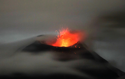 南米で相次ぎ火山噴火、エクアドル・トゥングラウア火山も