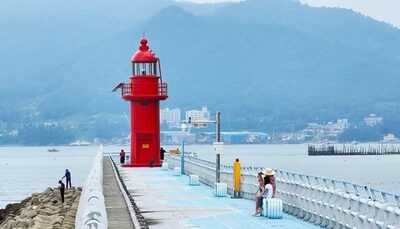 韓国・三千浦の赤い灯台、夕日を抱く南海の名所に…灯台旅の必須コース、家族でも歩きやすい防波堤