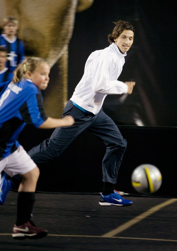 イブラヒモビッチ 「ズラタン・コート」の落成式に出席