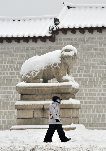 ソウルに10センチの積雪、ヘチ像も雪化粧