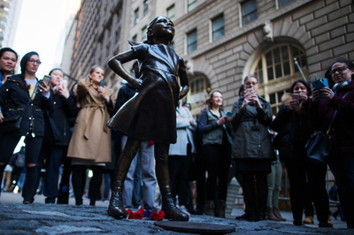 米ウォール街の「恐れを知らない少女」像、恒久設置へ署名運動