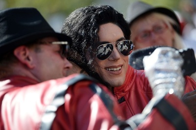 マイケル・ジャクソンに扮して路上でダンス 米で追悼イベント