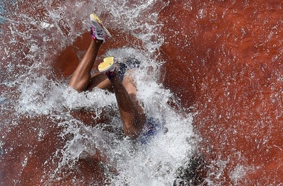 パナマのベル、水濠で激しく転倒―第15回世界陸上