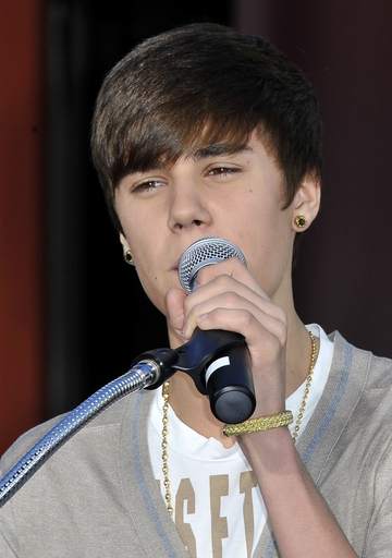 マイケルの「手形足形」がハリウッドに、子どもたちが靴と手袋で