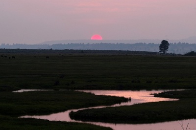 【今日の1枚】山火事の煙にかすむ赤い夕日、米オレゴン州