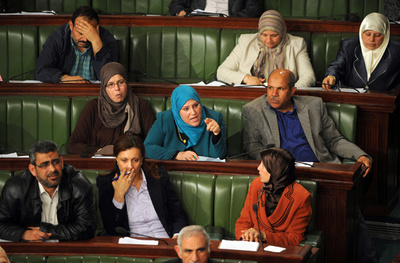 チュニジアで新選挙法成立、政党に男女同数の擁立義務付け