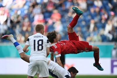 初勝利のロシア、転倒のDFは大事に至らず 欧州選手権