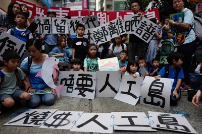 香港の埋め立て計画は「無用の長物」、市民数千人が抗議デモ