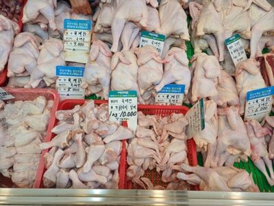 韓国・鶏肉価格下落、なのに人気ブランドは引き上げ…伝統市場に集まる「チキン族」