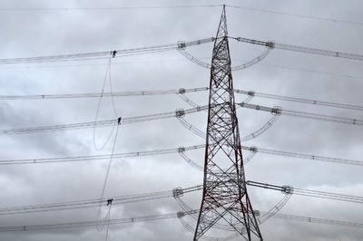 【今日の1枚】空中散歩?送電線で作業する「ラインマン」 インド