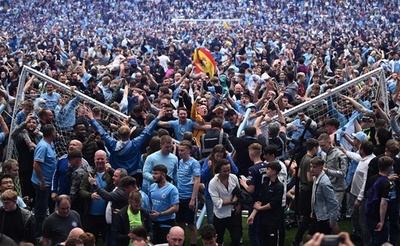 ピッチに乱入したマンCファンが相手GKを暴行、敵将が明かす