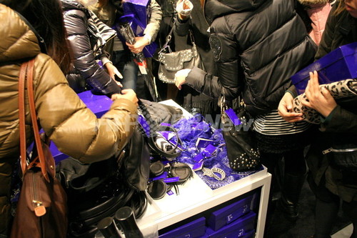 Jimmy Choo for H&M発売開始、約3000人が行列 Jimmy Choo for H&M発売開始、約3000人が行列