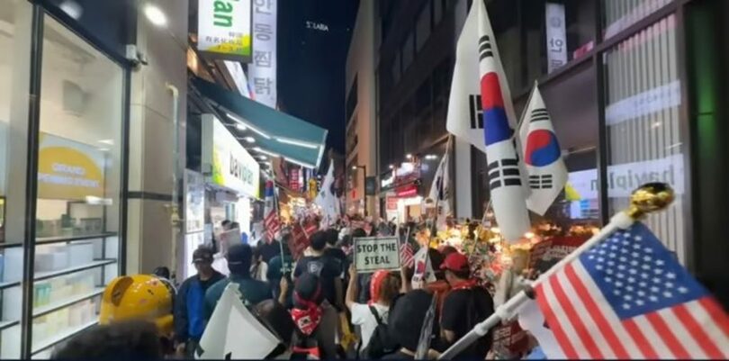 明洞で繰り広げられた保守団体のデモ＝自由大学Youtubeキャプチャー(c)MONEYTODAY