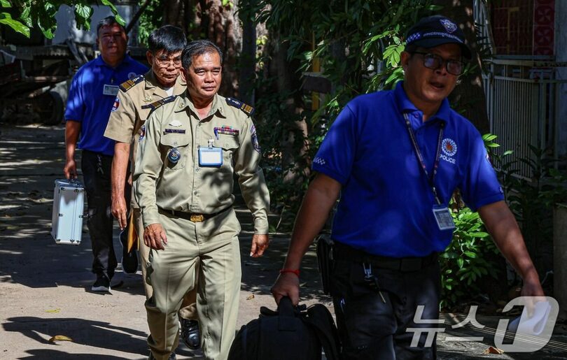 寺院での検視と火葬を終え寺院を後にするカンボジア警察関係者(c)news1