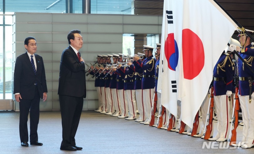 岸田文雄首相と儀仗隊を査閲する韓国のユン・ソンニョル（尹錫悦）大統領(c)NEWSIS