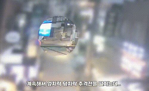 容疑の女性を取り押さえる女性警察官（白い服）警察庁ユーチューブチャンネルキャプチャー(c)news1