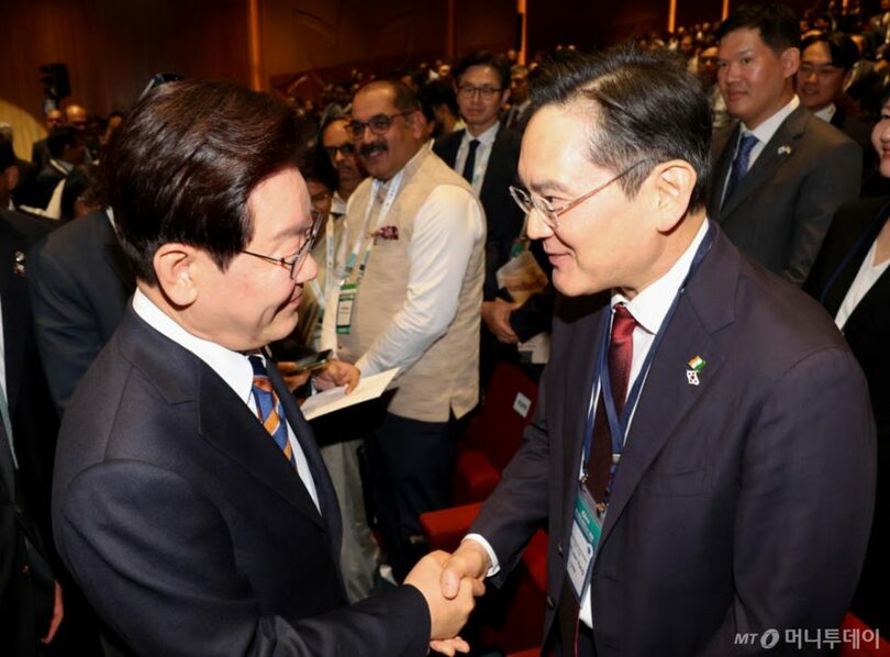 韓国サムスン電子のイ・ジェヨン（李在鎔）会長と握手するイ・ジェミョン（李在明）大統領(c)MONEYTODAY