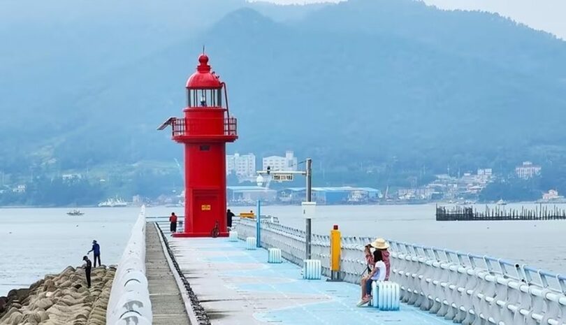 三千浦旧港東防波堤灯台＝韓国航路標識技術院提供(c)news1