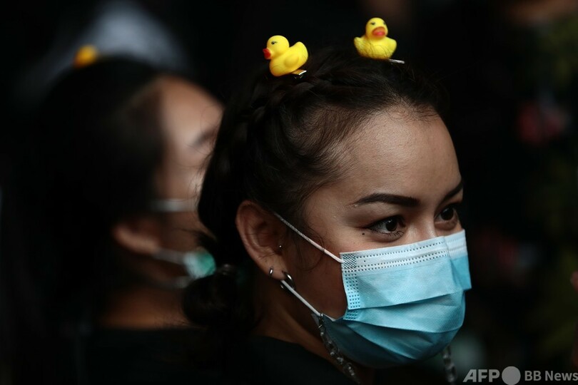 無敵の闘士？ 黄色いアヒル、タイ民主派デモの象徴に