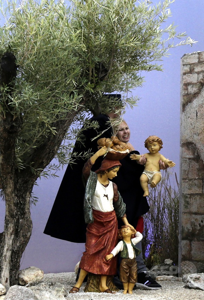 トップレス活動家、バチカンでキリスト像を「拉致」