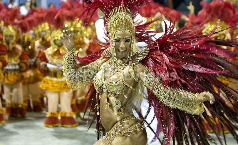 ブラジル・リオのカーニバル、一夜目から興奮は最高潮