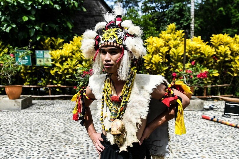 チャールズ英皇太子、ボルネオ島で吹き矢に挑戦