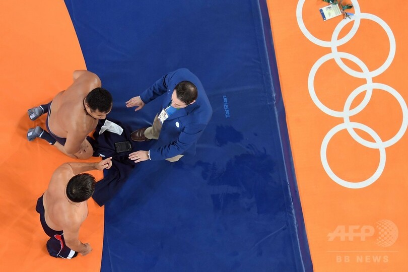 モンゴルのコーチがパンツ一丁姿で猛抗議、リオ五輪レスリング男子