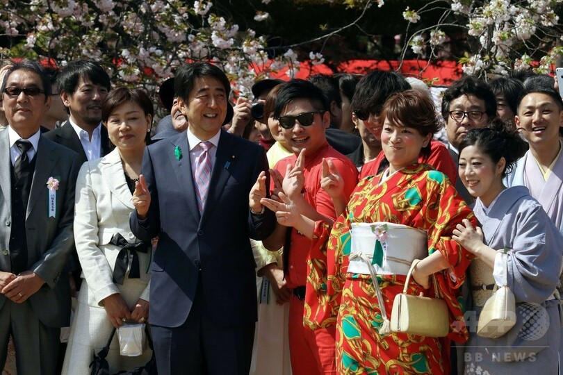 安倍首相、桜を見る会で著名人らと歓談