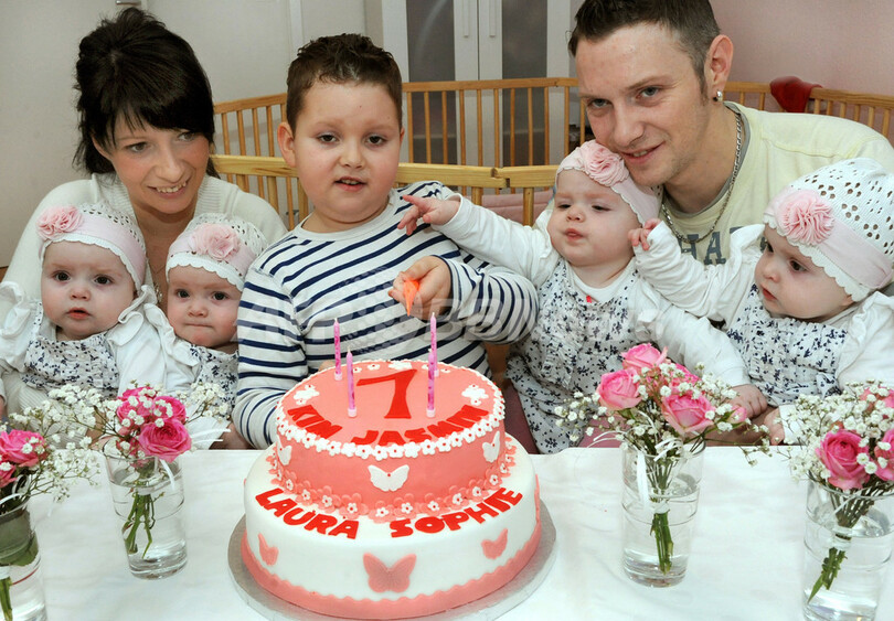 一卵性四つ子が1歳の誕生日 ケーキでお祝い ドイツ 写真2枚 国際ニュース Afpbb News