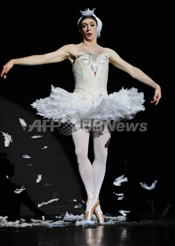 筋骨隆々な男性ダンサーの 瀕死の白鳥 写真12枚 国際ニュース Afpbb News
