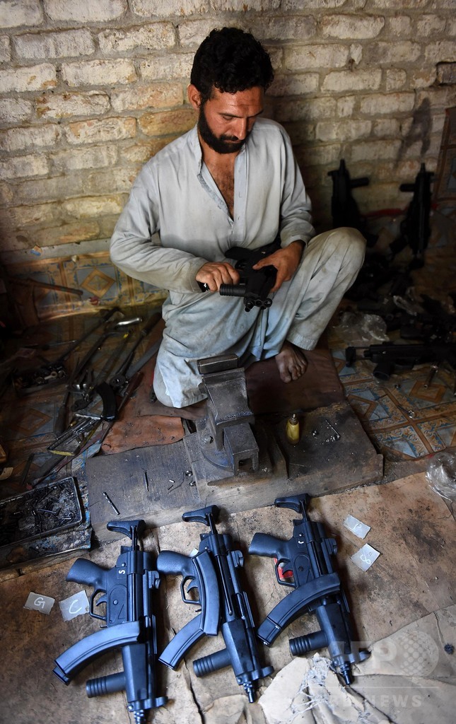 銃がスマホより安いパキスタンの町