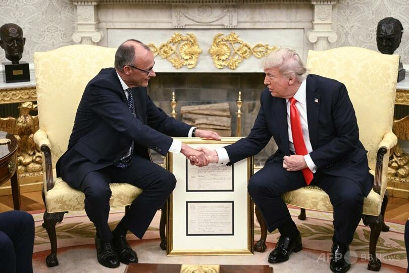 米ホワイトハウスの大統領執務室で、ドイツのフリードリヒ・メルツ首相と会談するドナルド・トランプ大統領（2025年6月5日撮影）。（c）Brendan SMIALOWSKI/AFP