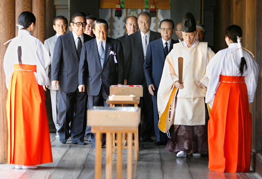 終戦記念日 多くの人が靖国神社を参拝 写真5枚 国際ニュース：AFPBB News