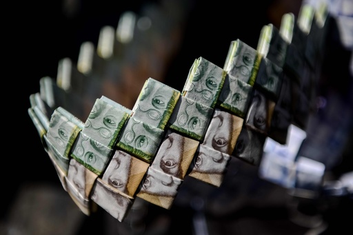 紙幣で手作りバッグ、通貨価値低下のベネズエラ 写真14枚 国際 紙幣で手作りバッグ、通貨価値低下のベネズエラ 写真14枚 国際