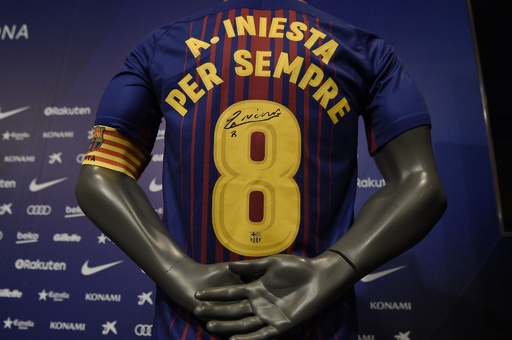 イニエスタ、バルセロナとクラブ史上初の「生涯契約」結ぶ 写真2枚
