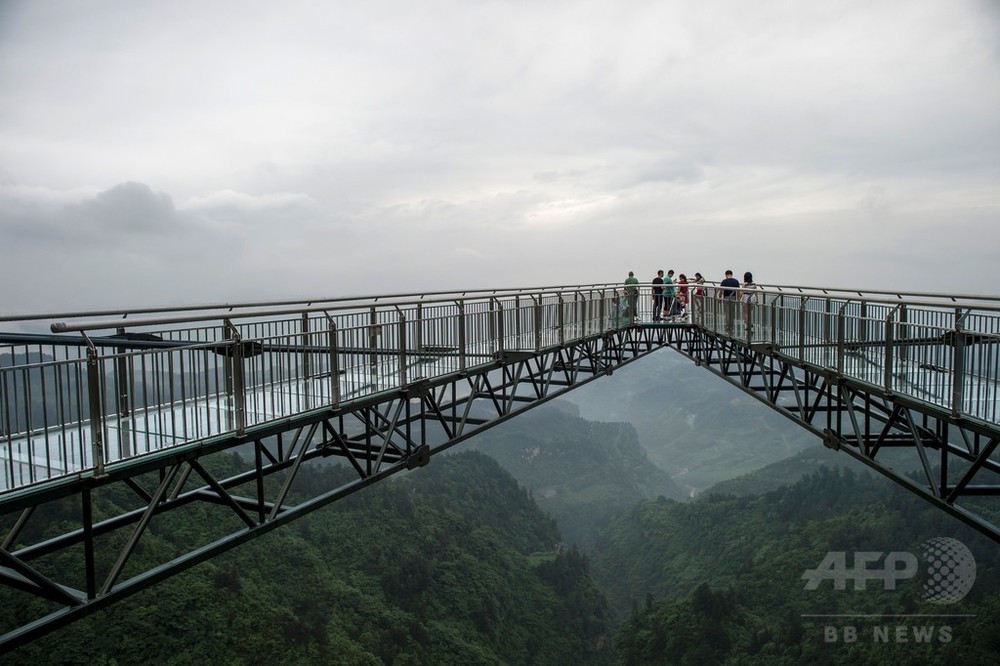 下を向いちゃダメ⁉ 峡谷に一端固定のガラス展望橋、世界最長 中国 写真