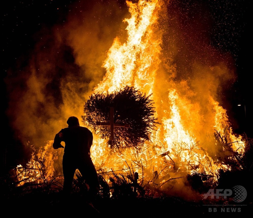 クリスマス ツリー 火事