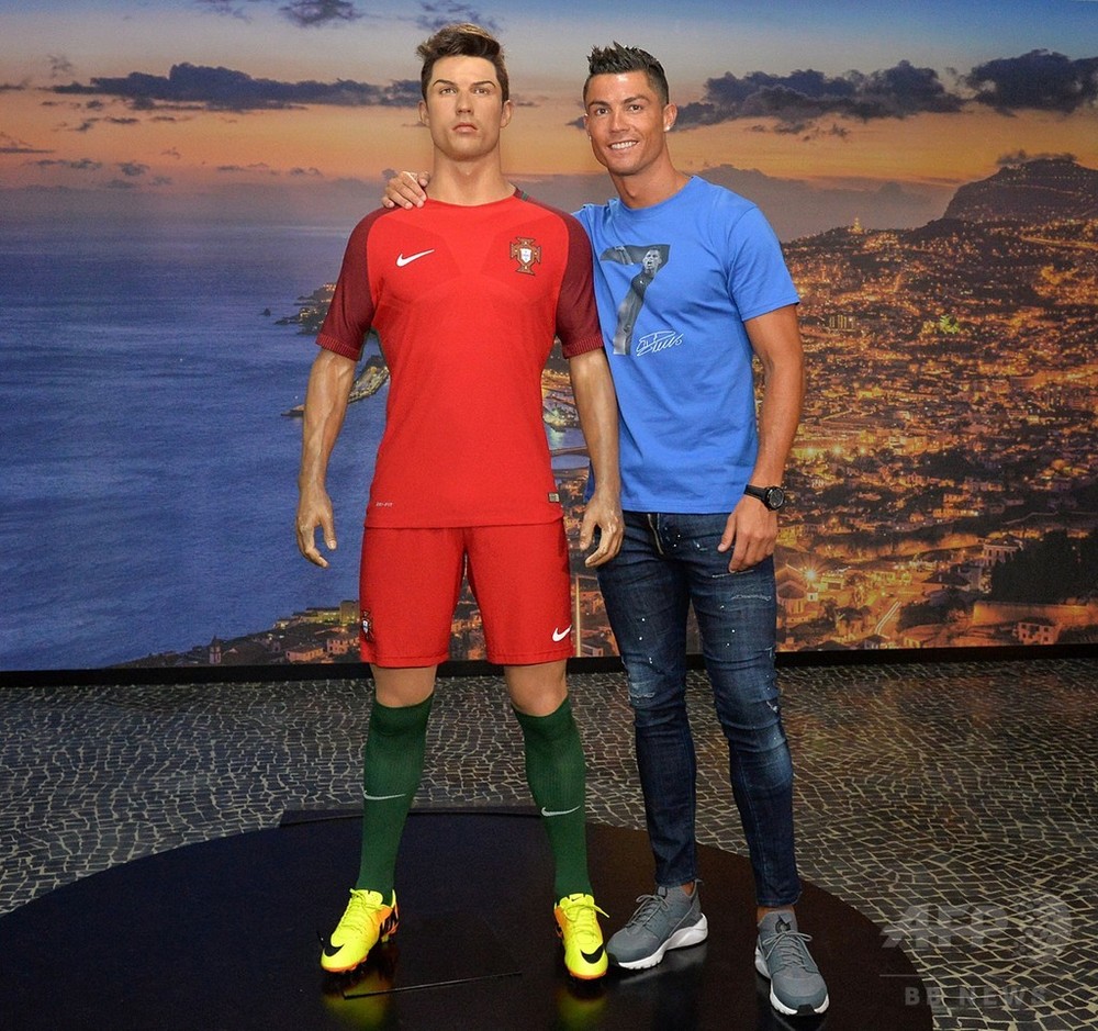 ロナウドがホテル「CR7」内の記念館を訪問、ろう人形と一緒にポーズも