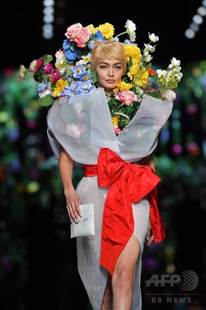 花束に扮したモデルたちがランウェイに、「モスキーノ」18年春夏