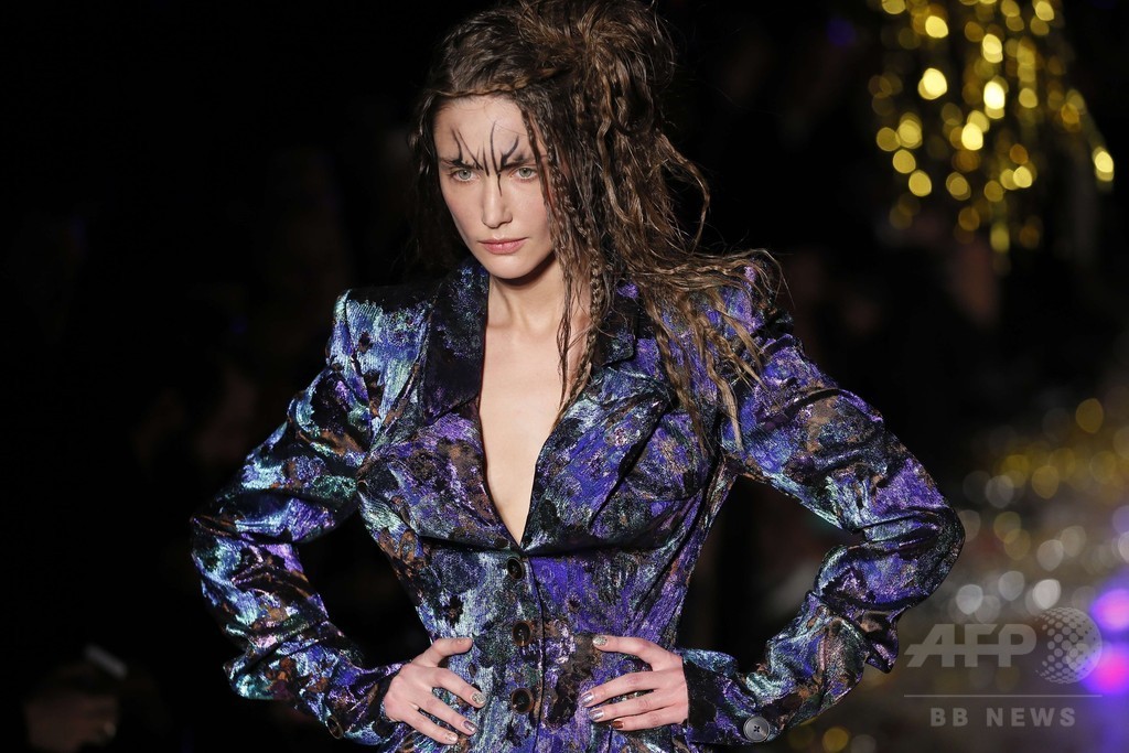 「ユニセックス」にまとう服、「ヴィヴィアン・ウエストウッド ゴールドレーベル」15/16秋冬